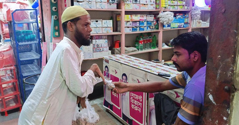 ভিক্ষাবৃত্তি ছেড়ে বাদাম বিক্রি করেন প্রতিবন্ধী খলিলুর