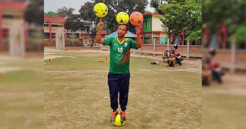মাথার ওপর ফুটবল রেখে গিনেস বুকে রেকর্ড আব্দুল হালিমের। ছবি : প্রতিনিধি