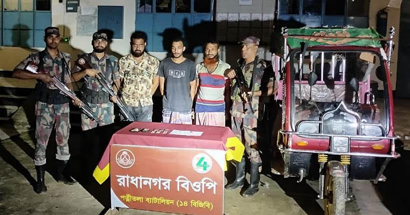 পত্নীতলা সীমান্তে মাদকদ্রব্যসহ আটক ৩