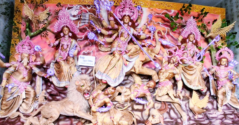 সাতক্ষীরায় পাট ও কাঁচ দিয়ে এবার দুর্গা প্রতিমা তৈরি