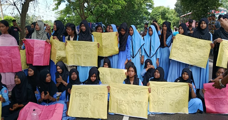 গজারিয়ায় মহাসড়ক অবরোধ করে শিক্ষার্থীদের বিক্ষোভ, গাড়ি ভাঙচুর