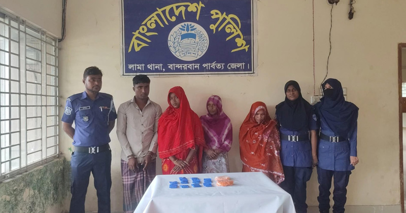 ৫ হাজার পিস ইয়াবাসহ আটক রোহিঙ্গা মাদক কারবারি। ছবি : প্রতিনিধি