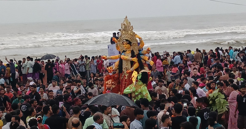 লাখো ভক্তের উপস্থিতিতে কক্সবাজার সৈকতে প্রতীমা বিসর্জন