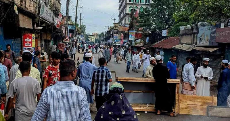 বাসচাপায় হেফাজত নেতার মৃত্যুতে চট্টগ্রামে মহাসড়ক অবরোধ
