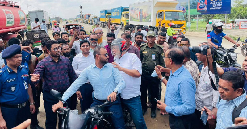 যানজটে আটকা সড়ক উপদেষ্টা এলেন মোটরসাইকেলে চড়ে