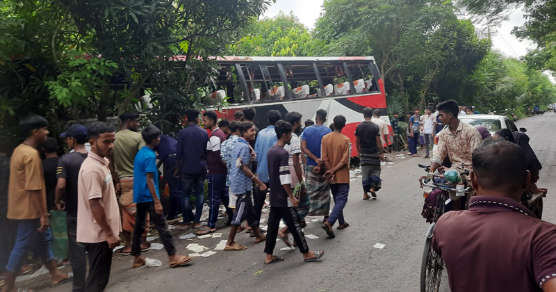 বাস-মোটরসাইকেলের মুখোমুখি সংঘর্ষে প্রাণ গেল ‍শিক্ষকের