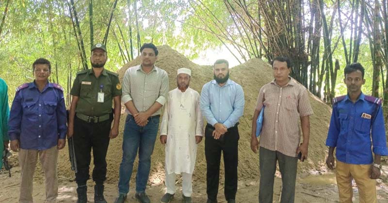 ফটিকছড়ির হালদা নদী থেকে তোলা বালু জব্দ