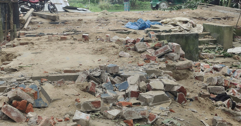 সুদের টাকা না পেয়ে বাড়িঘর ভাংচুর ও লুটপাট