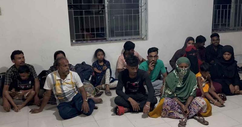 সাতক্ষীরায় ১৬ বাংলাদেশিকে বিজিবির কাছে হস্তান্তর
