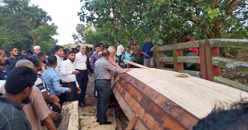 শতবর্ষী নৌকার হাট পরিদর্শনে দুর্যোগ ও ত্রাণ উপদেষ্টা