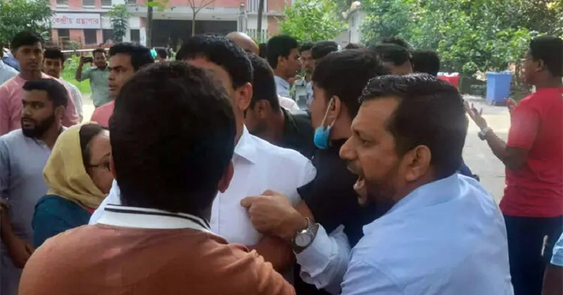 ঢাকা কলেজে শিক্ষক–শিক্ষার্থীদের মধ্যে ধস্তাধস্তি