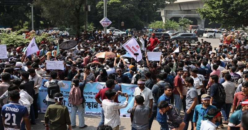 শিক্ষা ভবনের সামনে ৭ কলেজ শিক্ষার্থীদের বিক্ষোভ