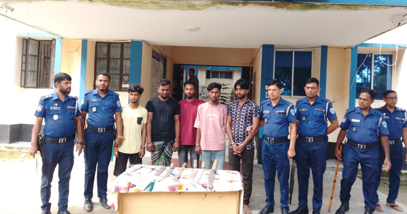 বাঞ্ছারামপুরে অস্ত্রসহ ৫ ডাকাত গ্রেফতার