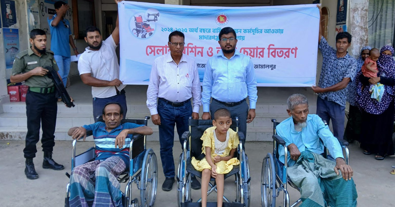 মাদারগঞ্জে অসহায়দের মাঝে সেলাই মেশিন ও হুইল চেয়ার বিতরণ