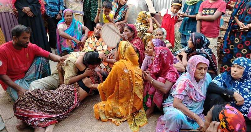 নিহত প্রবাসী সবুজের পরিবারের সদস্যদের আহাজারি। ছবি : প্রতিনিধি