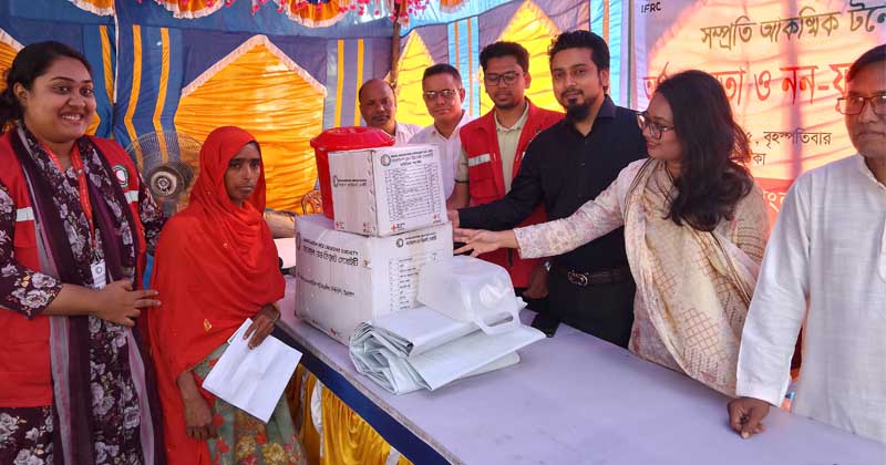 গঙ্গাচড়ায় টর্নেডোয় ক্ষতিগ্রস্তদের মাঝে রেড ক্রিসেন্ট সোসাইটির নন-ফুড আইটেম বিতরণ