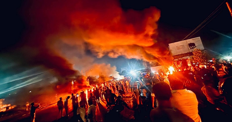 ছবি : আলেখারচর এলাকায় ঢাকা-চট্টগ্রাম মহাসড়ক অবরোধ করে হাজী ইয়াছিনের সমর্থকরা।