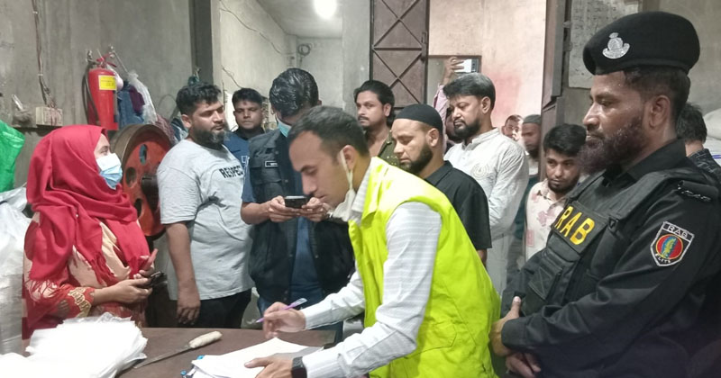 চকবাজারে নিষিদ্ধ পলিথিন জব্দ, তিনজনকে জরিমানা