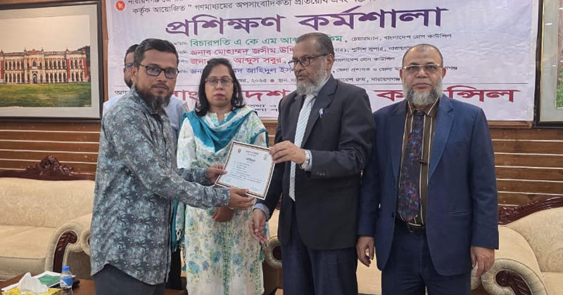 কর্মশালা শেষে খোলা কাগজের জেলা প্রতিনিধি মোহাম্মদ নেয়ামত উল্লাহর হাতে সনদপত্র তুলে দিচ্ছেন একেএম আব্দুল হাকিম। 