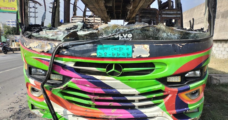 কেরানীগঞ্জে দাঁড়িয়ে থাকা বাসে দুর্বৃত্তদের আগুন