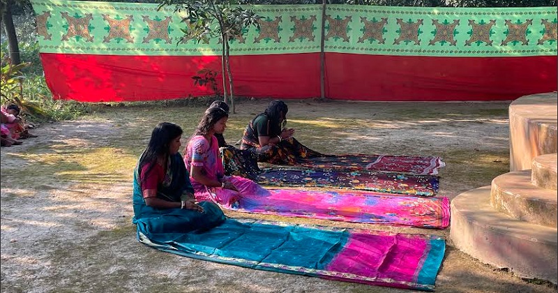 সন্তান লাভের আশায় বটগাছের নিচে আঁচল পেতে নারীদের মানত