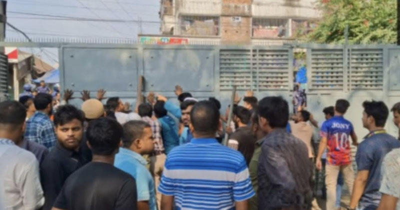 ভূমিকম্প আতঙ্কে গাজীপুরের পোশাক শ্রমিকেরা