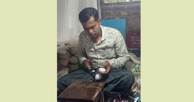 মুকুট বানানোর কাজে ব্যস্ত মিঠুন কুমার শীল