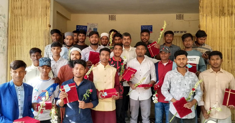 ইউপি চেয়ারম্যান কর্তৃক কৃতি শিক্ষার্থীদের সংবর্ধনা। ছবি: প্রতিনিধি