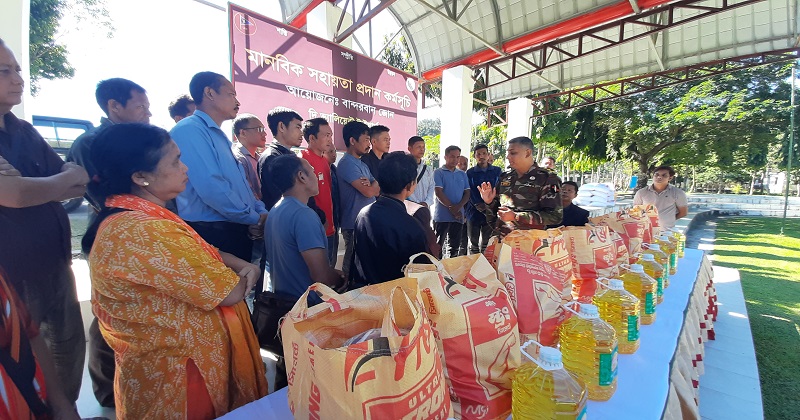 বান্দরবানে সেনাবাহিনীর বম পরিবারকে মানবিক সহায়তা প্রদান