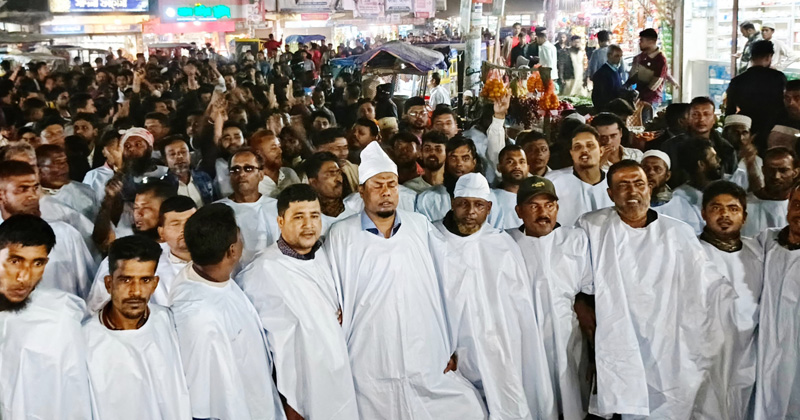 কুমিল্লায় কাফনের কাপড় পরে বিএনপি নেতাকর্মীদের বিক্ষোভ