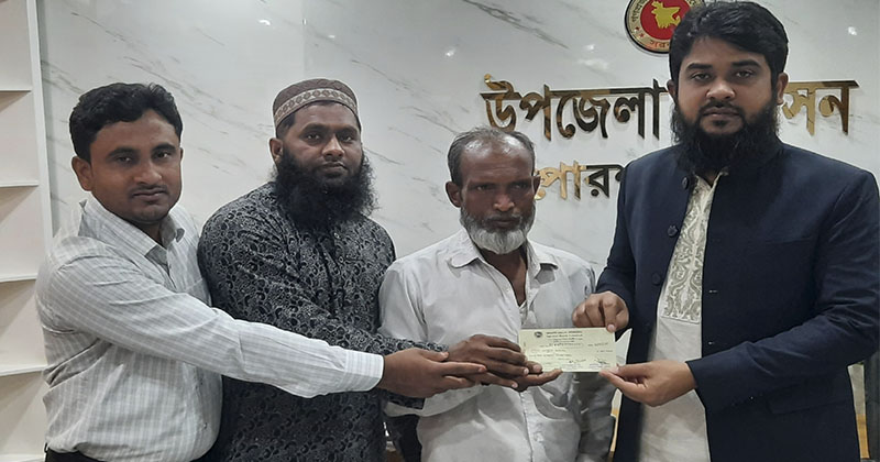 সড়ক দুর্ঘটনায় নিহত পরিবারের মাঝে চেক বিতরণ