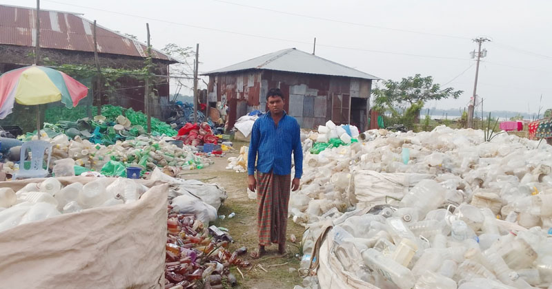 পরিত্যক্ত প্লাস্টিক প্রক্রিয়াজাত করে সাবলম্বী বানারীপাড়ার ইউনুস