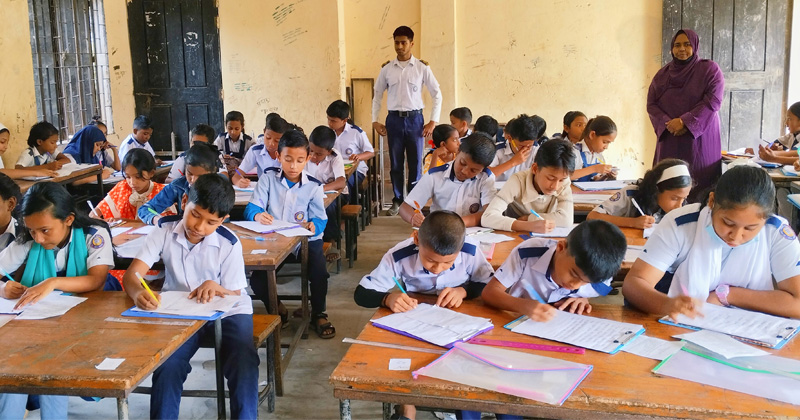 একাই ৪০০ শিক্ষার্থীর পরীক্ষা নিলেন প্রধান শিক্ষক