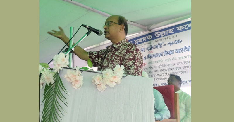 বক্তব্য দিচ্ছেন কলেজের গভর্নিং বডির সভাপতি এম খালিদ মাহমুদ