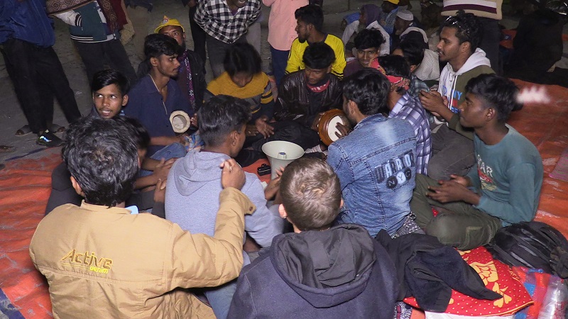 তরুণরা গানের তালে তালে উৎসাহ দিচ্ছেন তিস্তা আন্দোলনকারীদের