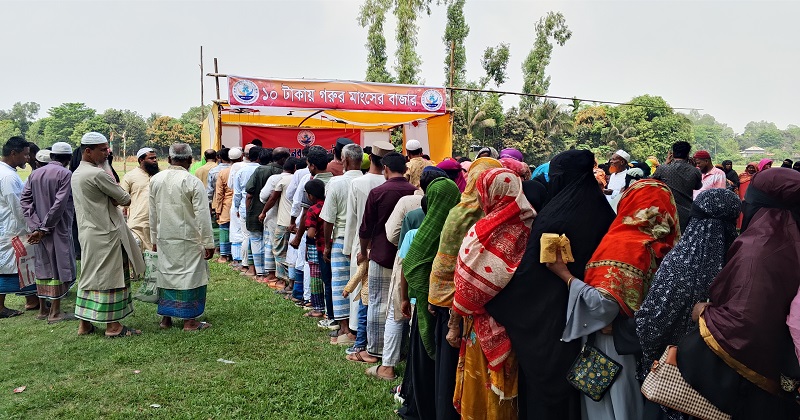 কামারখাড়া স্কুল মাঠে উপজেলার ৪২০টি পরিবারের মাঝে ১০ টাকায় গরুর মাংস বিক্রি করে বিক্রমপুর মানবসেবা ফাউন্ডেশন।