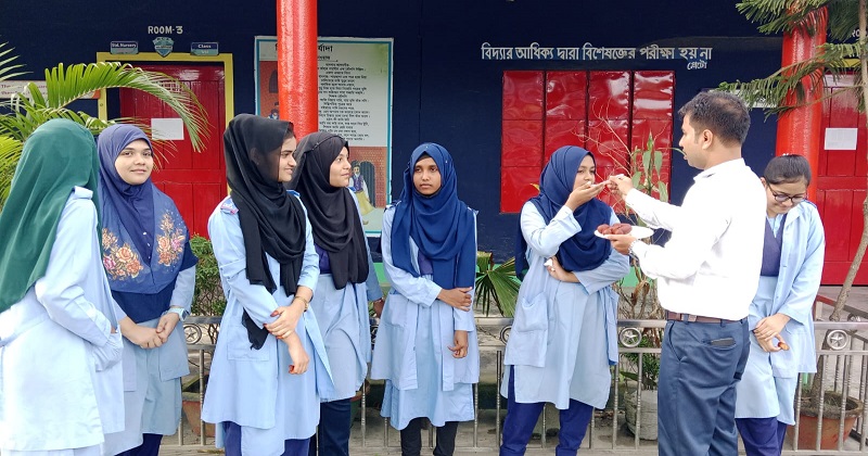 জিপিএ-৫ প্রাপ্ত শিক্ষার্থীদের মিষ্টিমুখ করাচ্ছেন শিক্ষক। ছবি : প্রতিনিধি