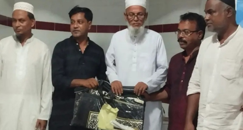 ইমামকে বিদায়ী সংবর্ধনায় বিভিন্ন উপহার প্রদান