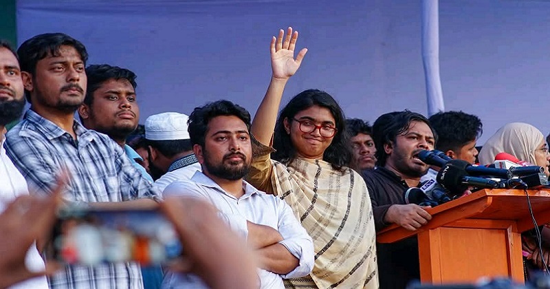 জনগণের উদ্দেশ্যে হাত নাড়িয়ে জানান দিচ্ছেন এনসিপি নেত্রী তাসনিম জারা। ছবি: খোলা কাগজ