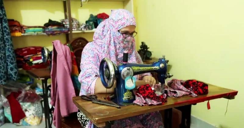 সেলাইয়ের কাজ করছেন এক নারী | ছবি: খোলা কাগজ