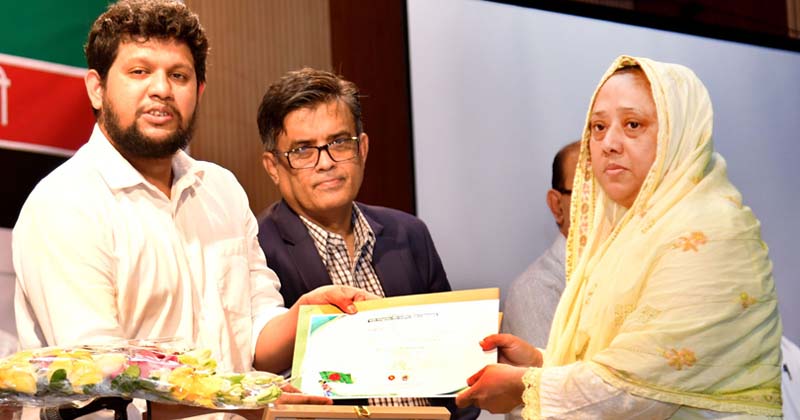 জুলাই গণঅভ্যুত্থানে শহিদ ও সাহসী সাংবাদিকদের পরিবারকে সম্মাননা প্রদান করেন তথ্য উপদেষ্টা মাহফুজ আলম | ছবি: পিআইডি