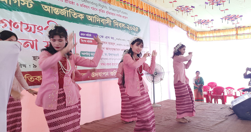 আদিবাসী দিবসে নৃত্য পরিবেশন