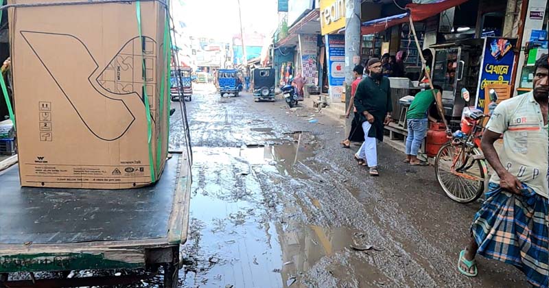 সংস্কারের অভাবে সড়কের বেহাল অবস্থা