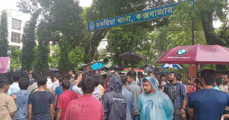থানার সামনে সনাতন ধর্মাবলম্বীদের মানববন্ধন ও বিক্ষোভ