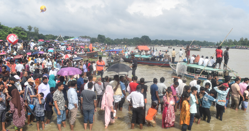 নৌকা বাইচ প্রতিযোগিতা দেখতে হাজারো মানুষের ভির