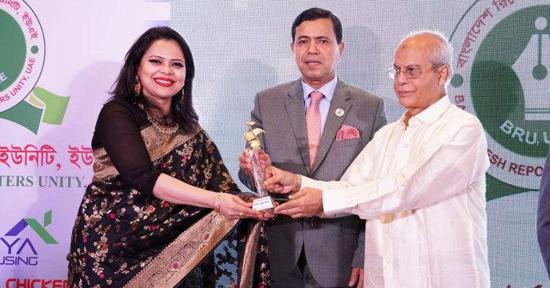 সম্মাননা গ্রহণ করছেন শিল্পী সামিদা চৌধুরী পপি