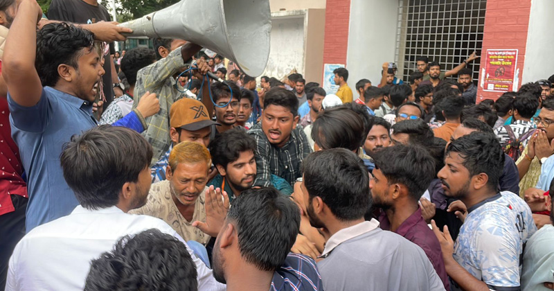 রাকসু কোষাধ্যক্ষের কার্যালয়ে তালা ঝুলিয়ে ছাত্রদলের বিক্ষোভ
