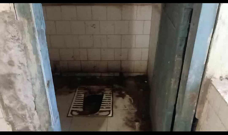 লোহাগাড়া উপজেলা স্বাস্থ্য কমপ্লেক্সের অস্বাস্থ্যকর টয়লেটের চিত্র | ছবি : খোলা কাগজ